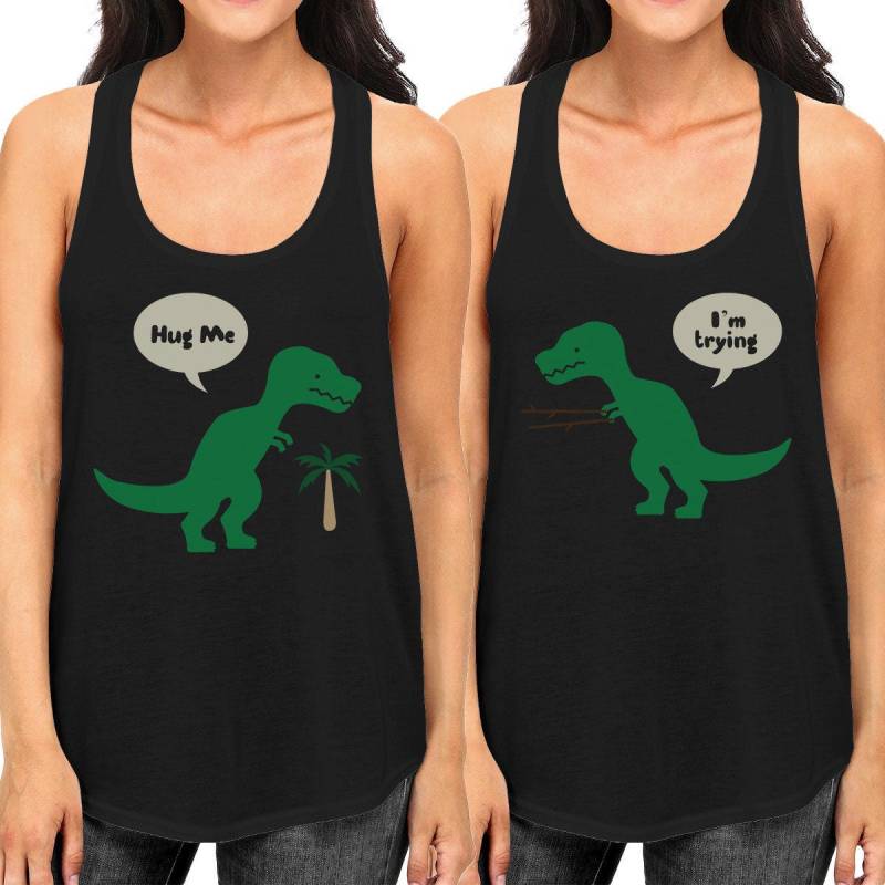 Süß Bff T-Rex Umarmung Mich Und Ich Versuche Den Besten Freund Passendes Schwarzes Tanktop Shirt | Ftt022 Süß Bff T-Rex Umarmung Mich Und Ich Versuche Den Besten Freund Passendes Schwarzes Tanktop Shirt | Ftt022 von ThreeSixFiveDesign
