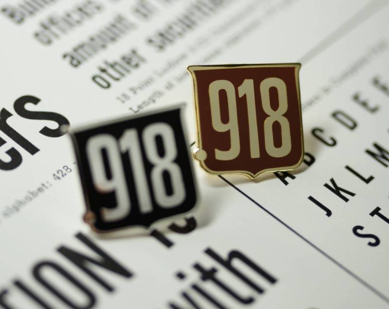 Buchdruck Typ High.918 Abzeichen Emaille Pin in Gold Und Rost Rot von ThreeStepsAhead