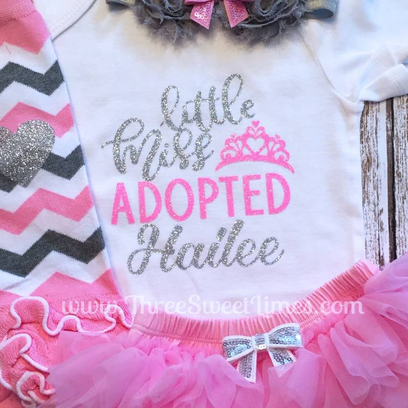 Adoption Outfit Little Miss Adopted Ankündigung Tag | Erlassen Rosa Silber Glitter Baby Girl Geschenk Bodysuit Opt Stulpen-Set von ThreeSweetLimes