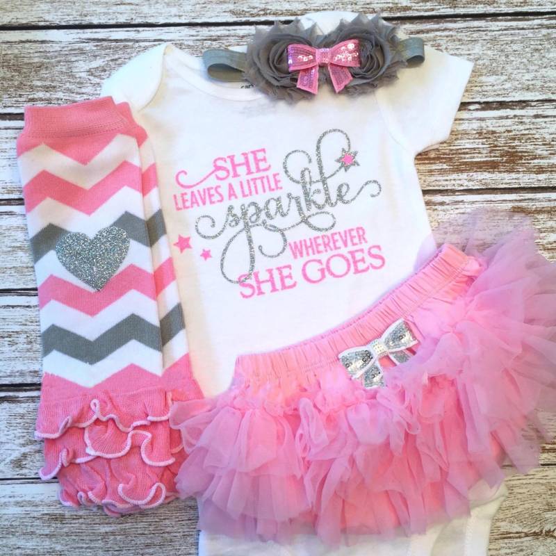Baby-Mädchen Glitzer Body - Sie Hinterlässt Ein Kleines Funkeln, Wohin Geht | Prinzessin Kleinkind Outfit Shirt Duschgeschenk Zum Mitnehmen von ThreeSweetLimes