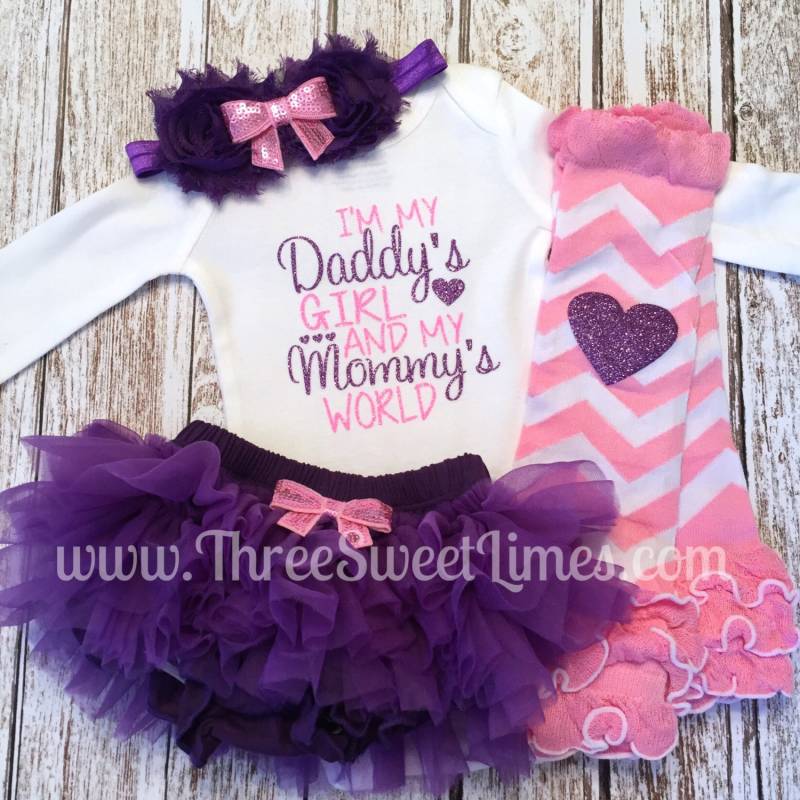 Baby-Mädchen-Kleidung | Muttertag Outfit Ich Bin Das Mädchen Meines Vaters Und Die Welt Meiner Mutter Vatertag |Opt Stirnband Beinwärmer Baby von ThreeSweetLimes