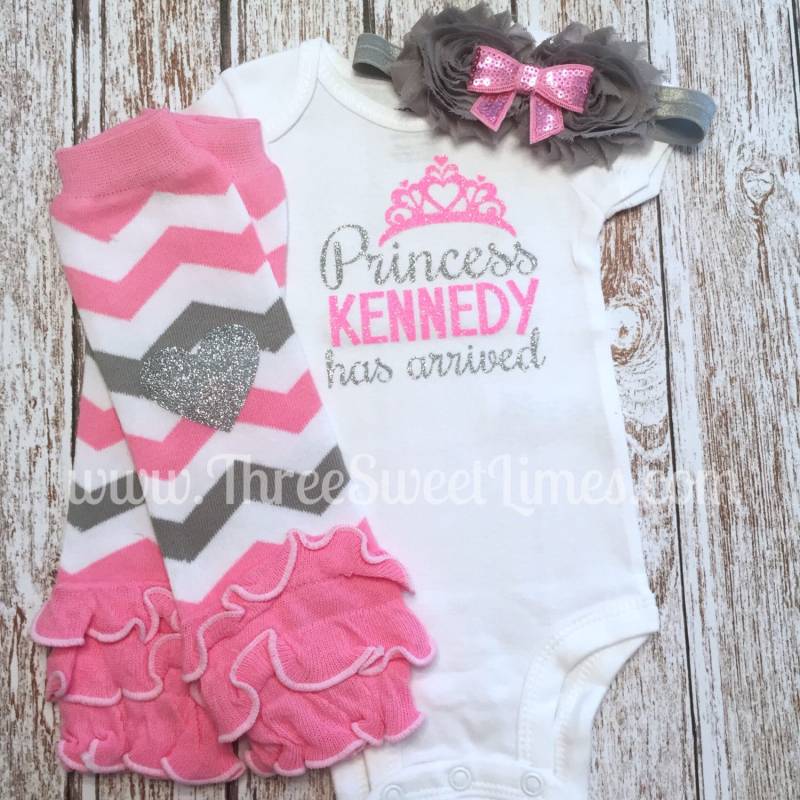 Baby Mädchen Nach Hause Kommen Outfit | Die Prinzessin Ist Angekommen Personalisierte Opt Beinstulpen Schleife Set Rosa Und Silber Glitter von ThreeSweetLimes