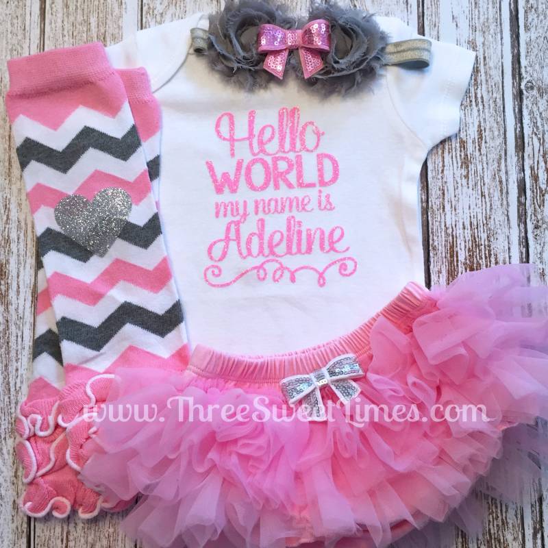 Baby Mädchen Nach Hause Kommen Outfit | Hallo Welt, Mein Name Ist Personalisierte Body Rosa Und Silber Glitter Baby-Mädchen-Kleidung von ThreeSweetLimes