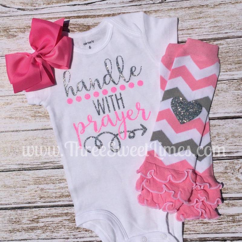 Griff Mit Gebets-Body | Optional Beinwärmer Schleifen-Set Kommunion Outfit Jesus Liebt Mich Baby Mädchen Rosa Und Silber Glitter von ThreeSweetLimes