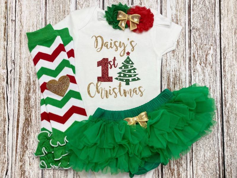 Mein 1. Weihnachten Baby-Weihnachtsoutfit, Personalisierte Säuglingsweihnachtskleidung, Weihnachten, Neugeborenes, Die Nach Hause Kommen, Grüngold von ThreeSweetLimes