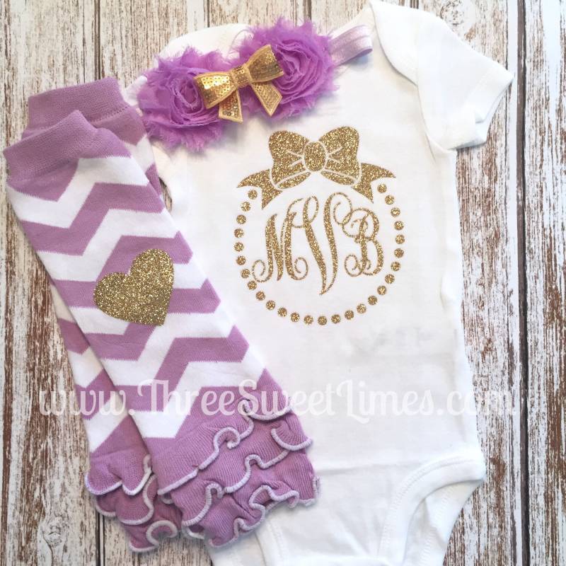 Mit Monogramm Baby-Mädchen-Dusche-Geschenk Personalisierte Lila Goldmonogramm Kleidung Glitzer-Mädchen-Outfit Bogen Bodysuit Lavendel Personalisieren von ThreeSweetLimes