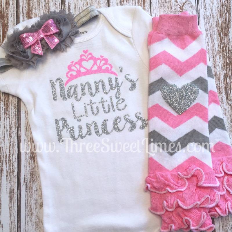 Nanny's Kleine Prinzessin Baby Mädchen Outfit | Optional Beinwärmer Schleifen-Set Rosa Und Silber Glitter Omas Tiara Geschenk von ThreeSweetLimes