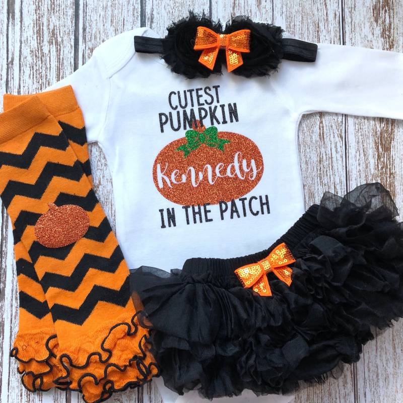 Niedlicher Kürbis in Der Aufnäher Baby Mädchen Personalisierte Halloween Outfit Herbst Kleinkind Geschenk Erste Kleidung Orange Schwarz Glitzer von ThreeSweetLimes