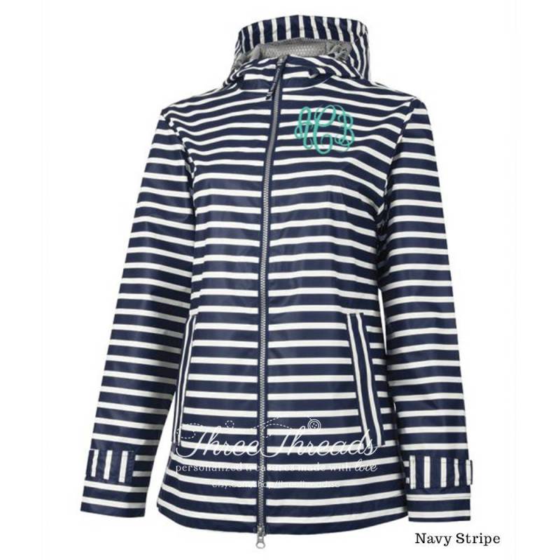 Monogrammierte Charles River Gestreifte Regenjacke, Damenjacke, Regenjacke - Monogrammierte Linke Brust, Marineblau Gestreift, Aquafarbener Streifen von ThreeThreadsSC