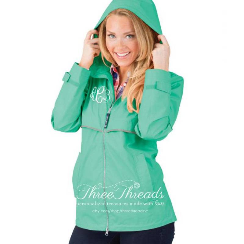 Monogrammierte Charles River Regenjacke, Damenjacke, Damenjacke - Nur Linke Brustmonogramm von ThreeThreadsSC