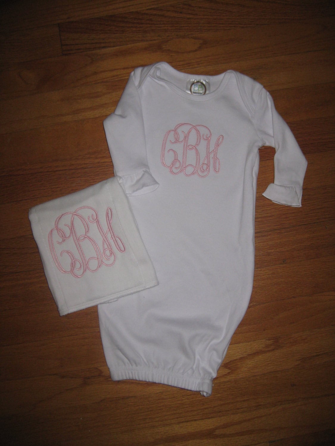 Monogrammiertes Baby Mädchen Kleid Und Tuch Set Monogrammiertes Baby Mädchen Kleid Und Tuch Set von ThreeThreadsSC