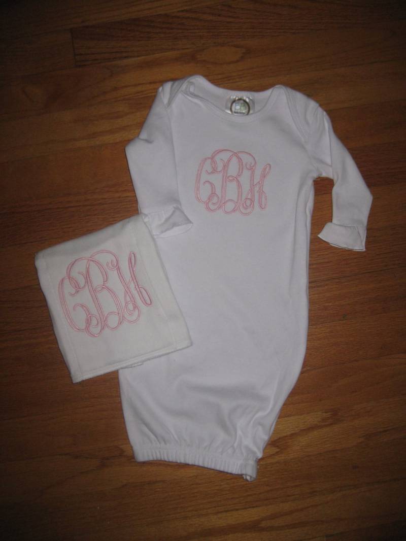 Monogrammiertes Baby Mädchen Kleid Und Tuch Set von ThreeThreadsSC