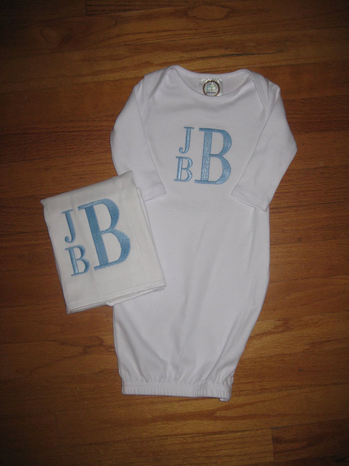 Monogrammiertes Babykleid Und Leinentuch Set Monogrammiertes Babykleid Und Leinentuch Set von ThreeThreadsSC