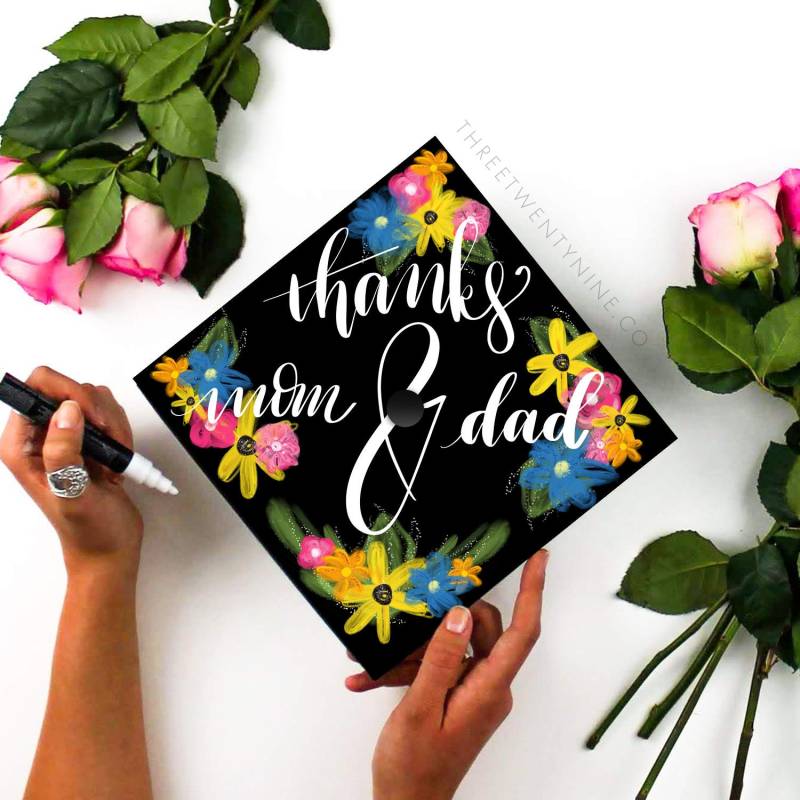 Abschlussmütze | Grad Cap Aufkleber Handgeschriebene Niedliche Individuelle Danke Mama Und Papa Blumen von ThreeTwentyNineCo