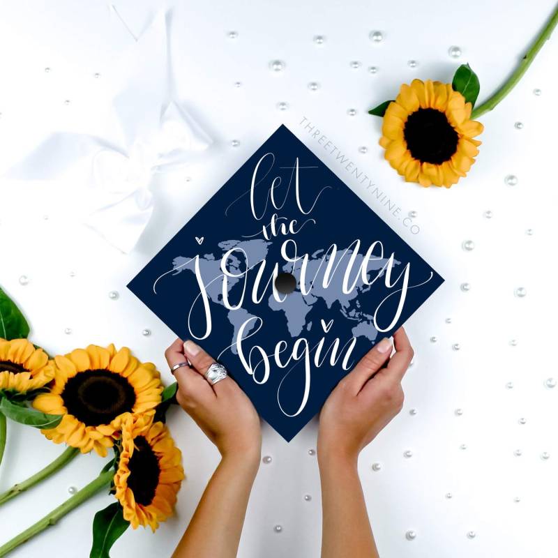 Abschlussmütze | Grad Cap Aufkleber Handgeschriebene Niedliche Individuelle Let The Journey Begin Blau von ThreeTwentyNineCo