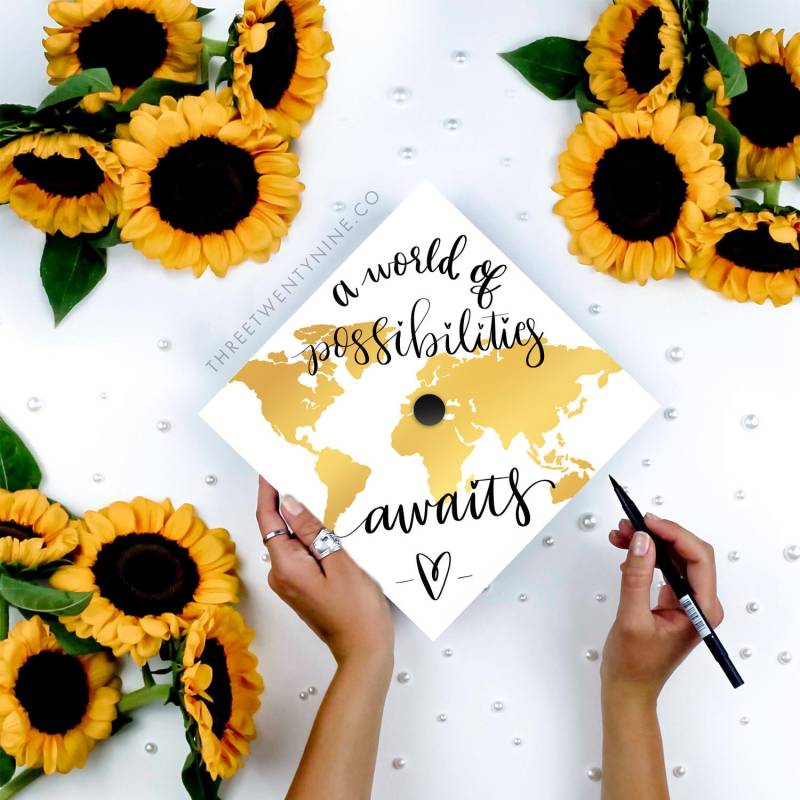 Abschlussmütze | Grad Mütze Cap Aufkleber Handgeschrieben Niedlich Benutzerdefinierte Abschlusskappe Eine Welt Voller Möglichkeiten Erwartet Sie Weiß von ThreeTwentyNineCo