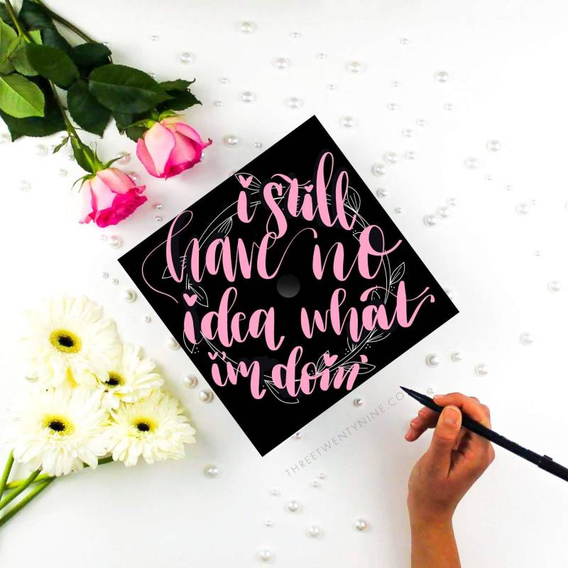 Abschlussmütze | Grad Mütze Cap Aufkleber Handgeschrieben Niedlich Benutzerdefinierte Abschlusskappe Hab Immer Noch Keine Ahnung, Was Ich Tue von ThreeTwentyNineCo