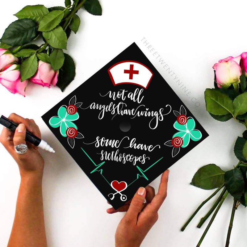 Abschlussmütze | Grad Mütze Cap Aufkleber Handgeschrieben Niedlich Benutzerdefinierte Abschlusskappe Nicht Alle Engel Haben Flügel von ThreeTwentyNineCo