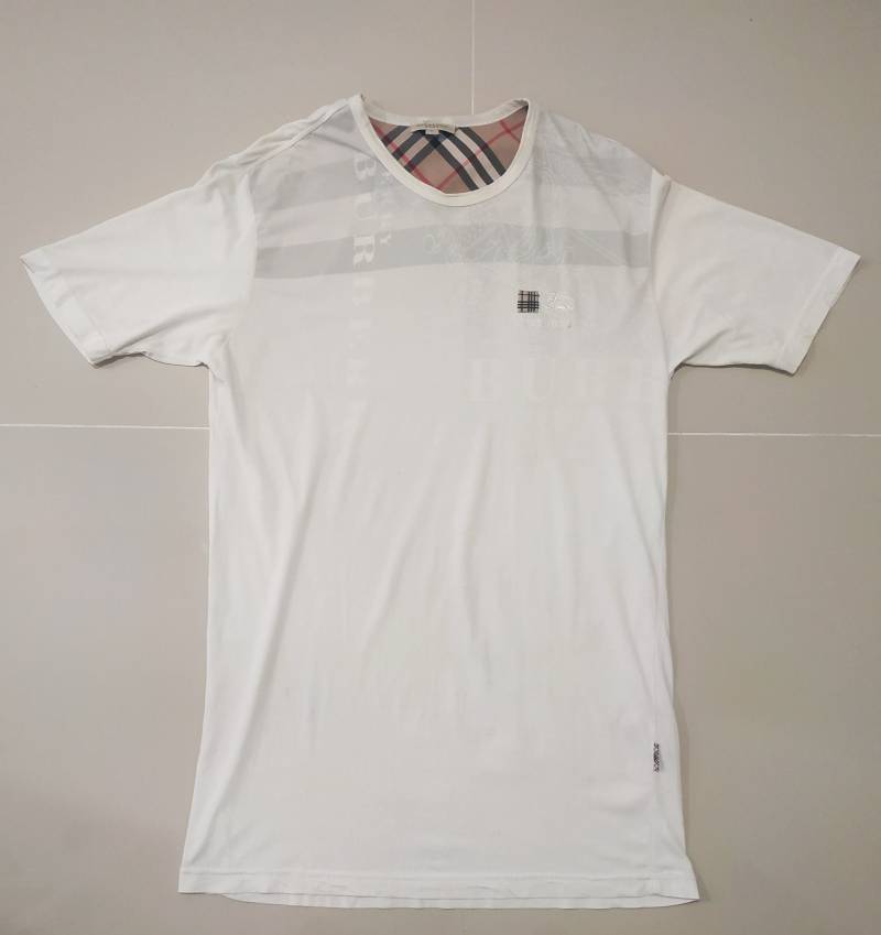 Selten Burberry Brit London T-Shirt Big Spell Besticktes Logo Crewneck Creme Farbe Made in England Größe L von ThriftGangs