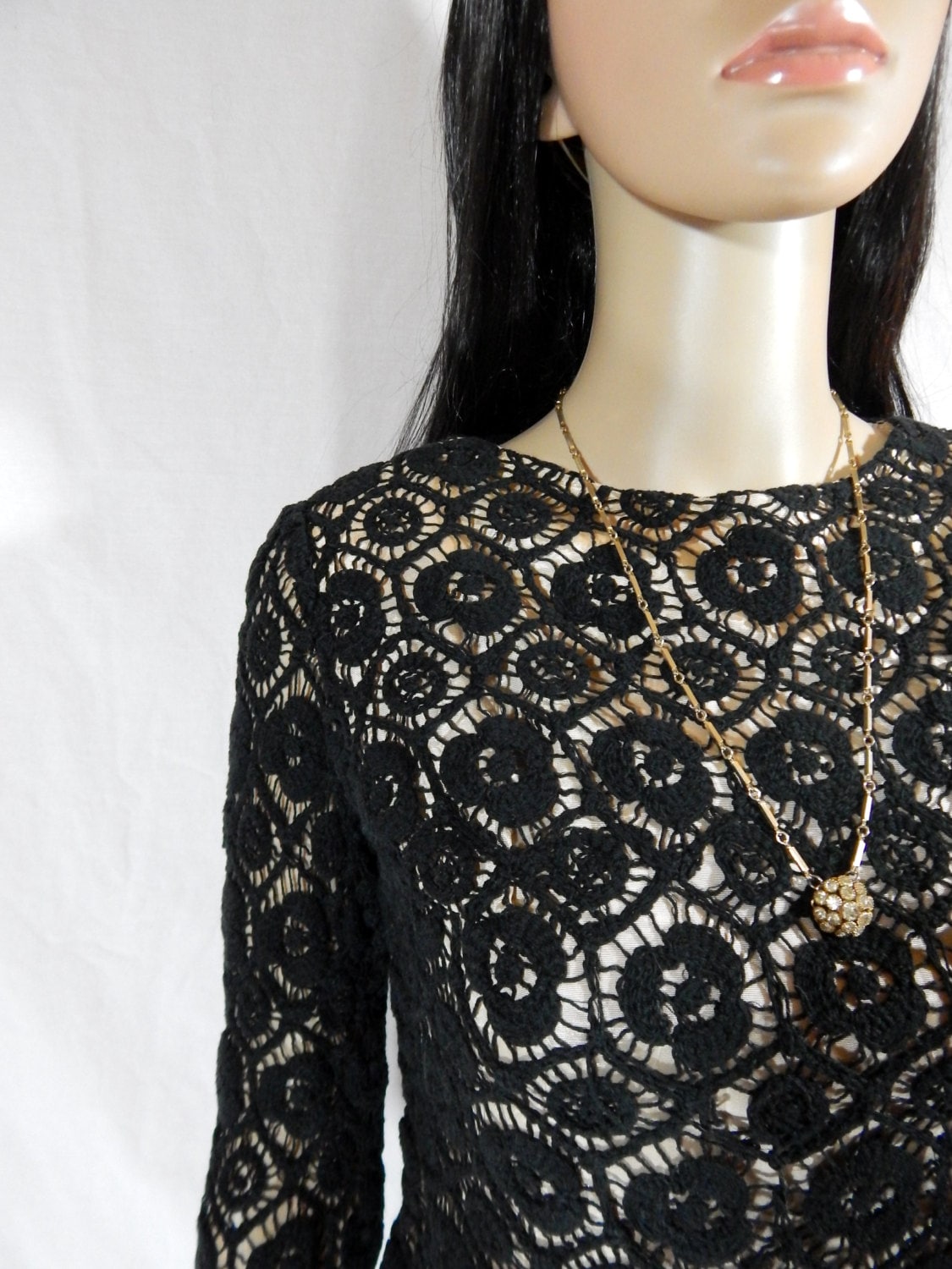 1940S Hand Taylored Black Gothic Floral Spinnennetz Gehäkelter Crop Pullover Größe Small Medium One Of A Kind Top 1940S Hand Taylored Black Gothic Floral Spinnennetz Gehäkelter Crop Pullover Größe Small Medium One Of A Kind Top von ThriftStoreGlam