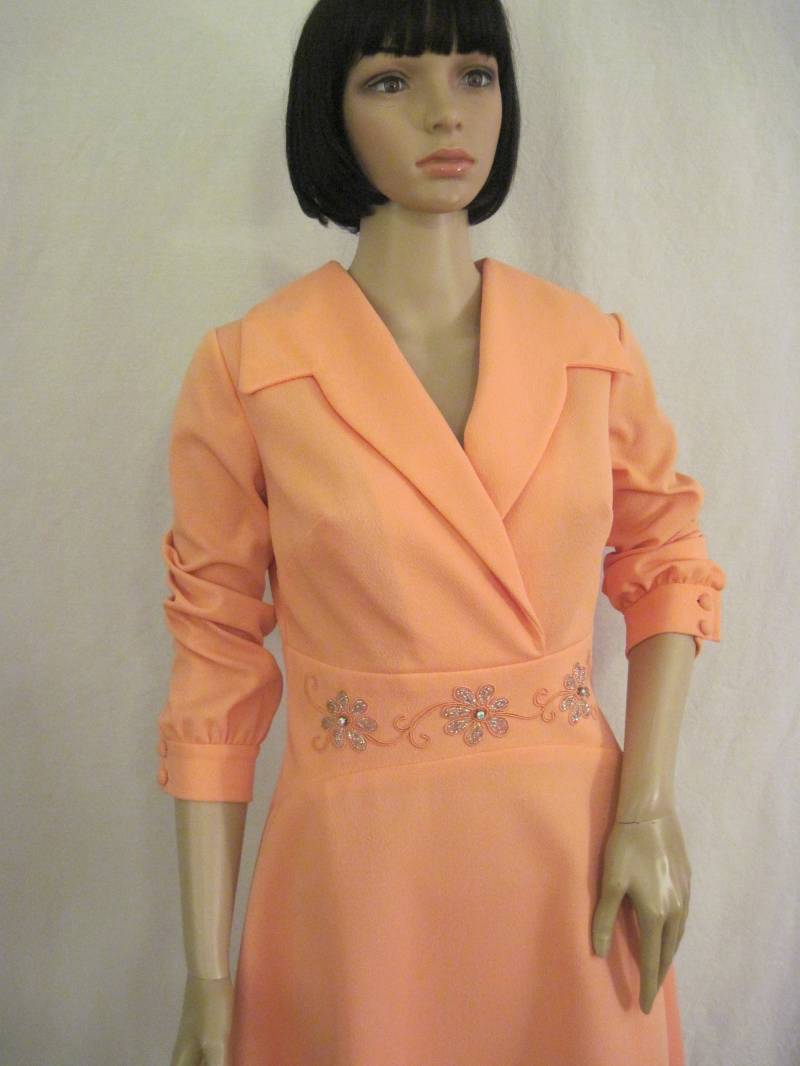1970Er Jahre Peach Polyester Kleid, Semi Formelle Größe Small 1970Er Jahre Peach Polyester Kleid, Semi Formelle Größe Small von ThriftStoreGlam
