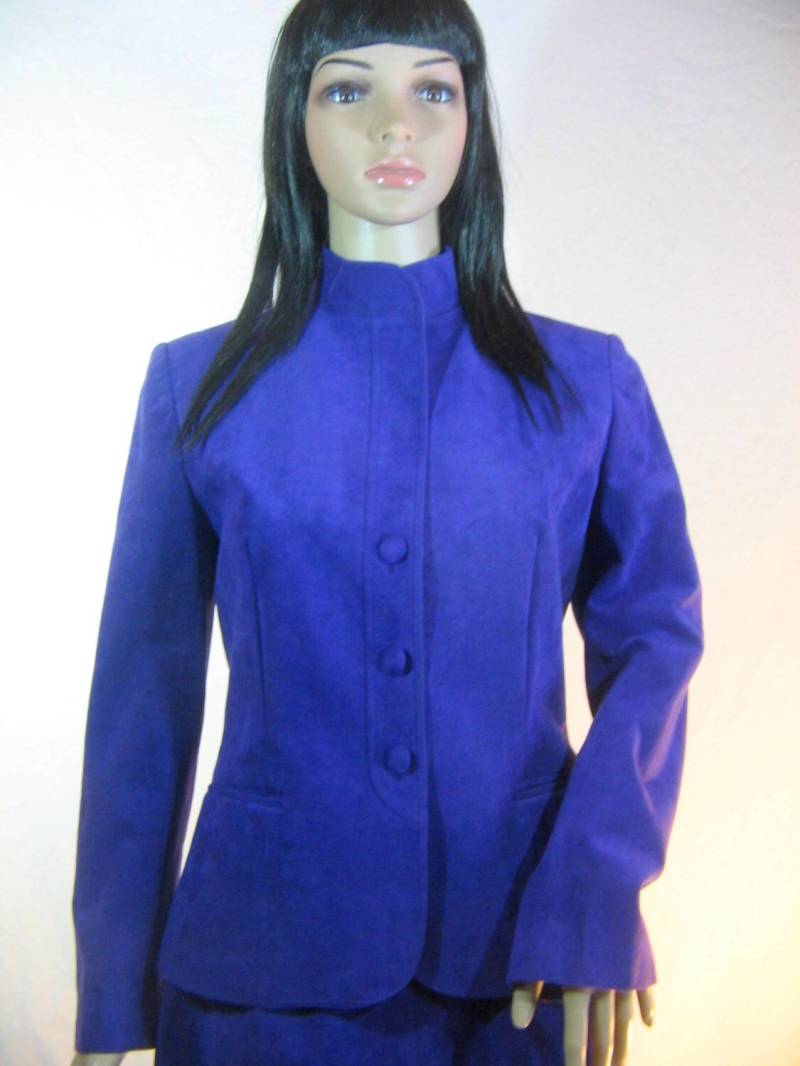 1970Er Lila Ultra Suede Anzug Von Roth Le Cover Gr. 8 Kleine Wildleder-Kunstleder-Rockjacke 1970Er Lila Ultra Suede Anzug Von Roth Le Cover Gr. 8 Kleine Wildleder-Kunstleder-Rockjacke von ThriftStoreGlam
