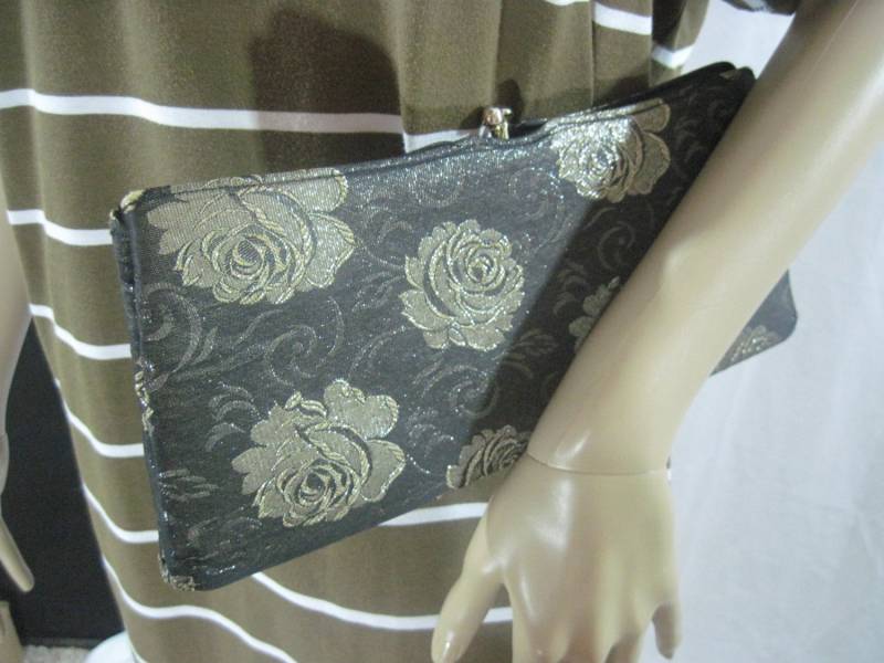 1980Er Black & Gold Rose Clutch Größe 30 X 15 cm 1980Er Black & Gold Rose Clutch Größe 30 X 15 cm von ThriftStoreGlam