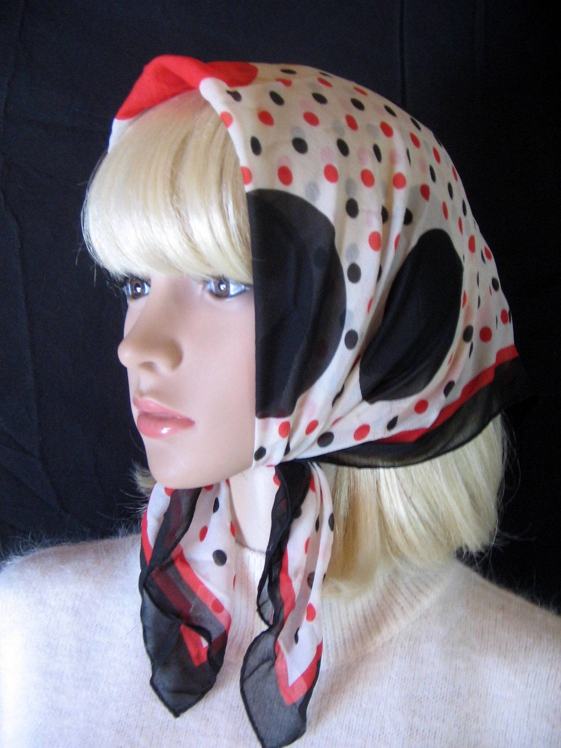 Schwarz Und Rot Polkadot Scarf Hergestellt in Japan Schwarz Und Rot Polkadot Scarf Hergestellt in Japan von ThriftStoreGlam