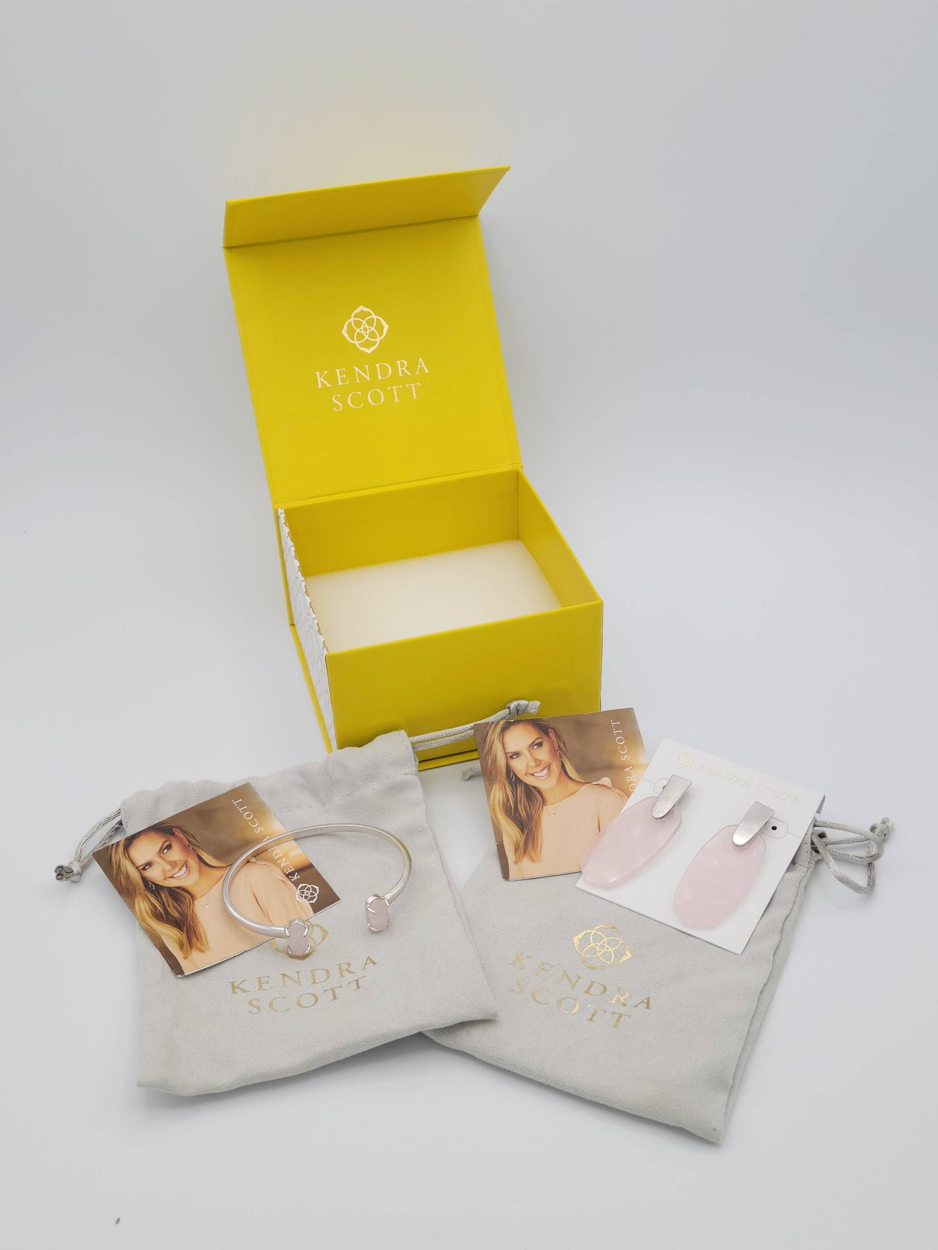 Kendra Scott Edie Rosenquarz Manschette Armband Mit Passenden Aragon Ohrringe Geschenkset Box Kostüm Schmuck Statement Damen Designer Kendra Scott Edie Rosenquarz Manschette Armband Mit Passenden Aragon Ohrringe Geschenkset Box Kostüm Schmuck Statement Damen Designer von ThriftyFindsByKelly