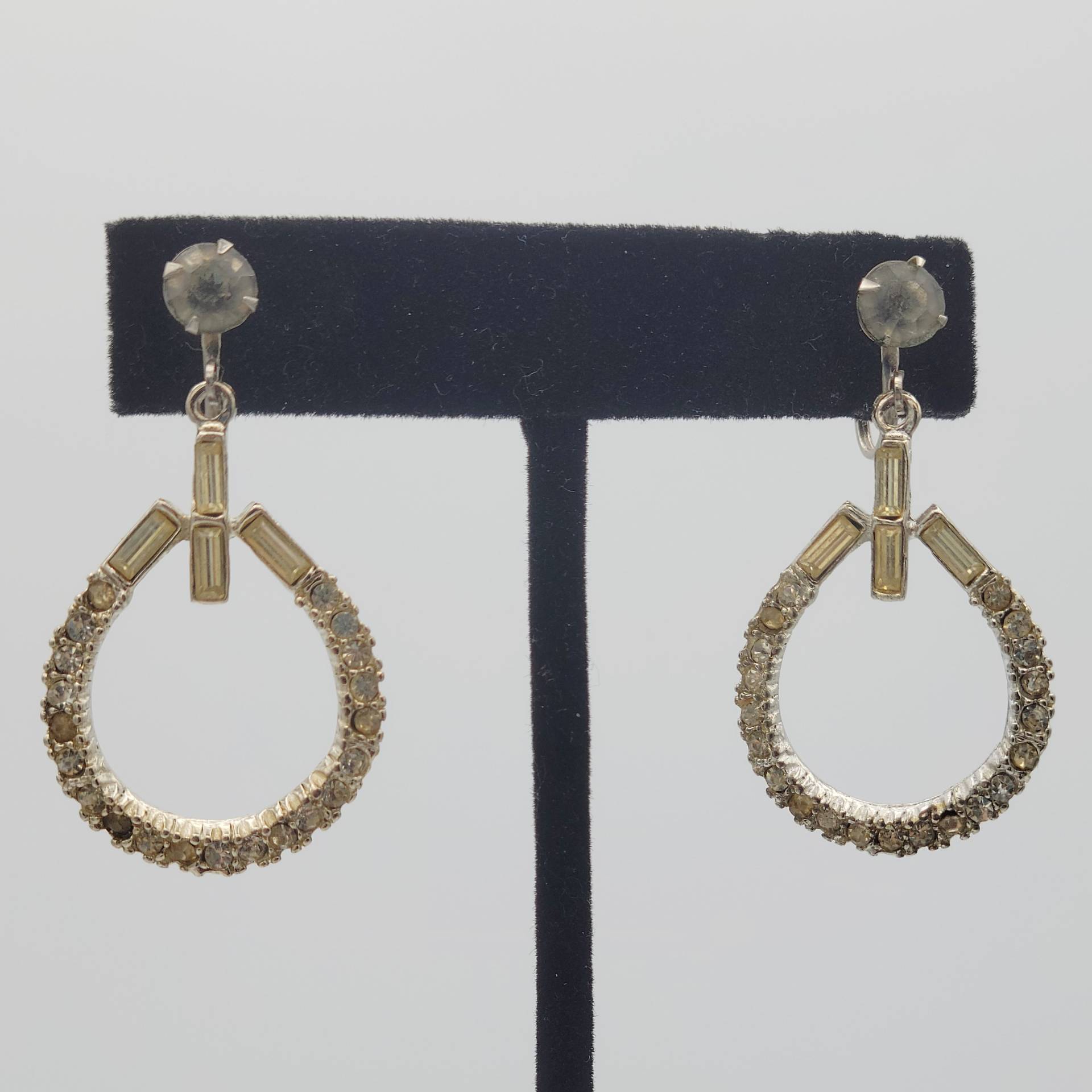 Vintage 1960Er Jahre Silber Ton & Strass Tropfen Baumeln Screw Back Ohrringe Modeschmuck Statement Retro Accessoires Frauen Clip Ons 1 3/4" Vintage 1960Er Jahre Silber Ton & Strass Tropfen Baumeln Screw Back Ohrringe Modeschmuck Statement Retro Accessoires Frauen Clip Ons 1 3/4" von ThriftyFindsByKelly