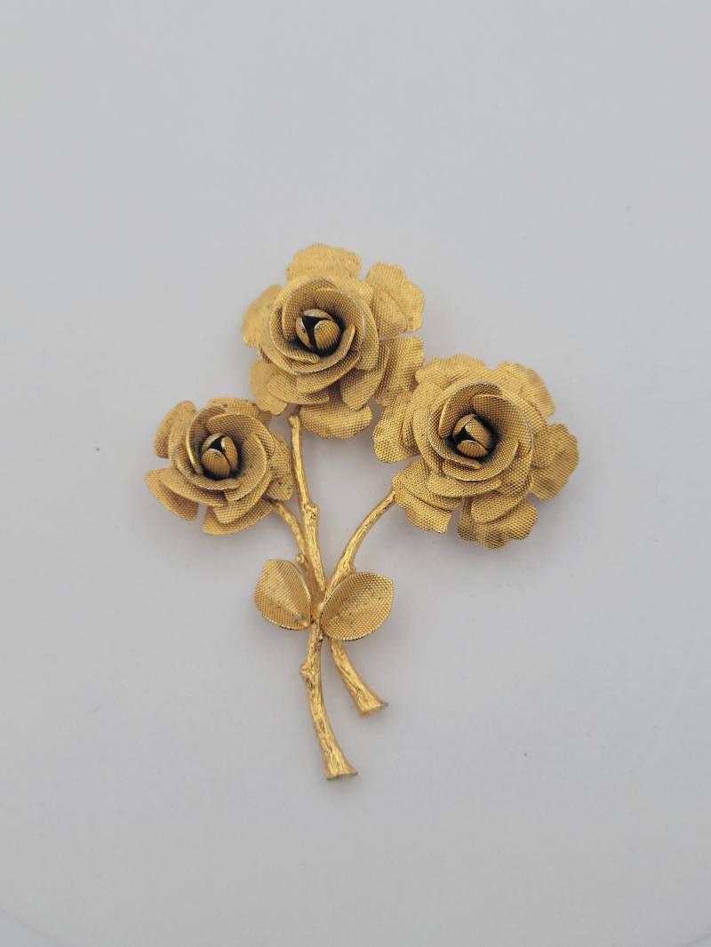 Vintage 1960Er Jahre Strukturierte Gold-Ton 3D Lang Stem Rose Bouquet Brosche Modeschmuck Retro Statement Frauen Pin Große Oversize Österreich von ThriftyFindsByKelly