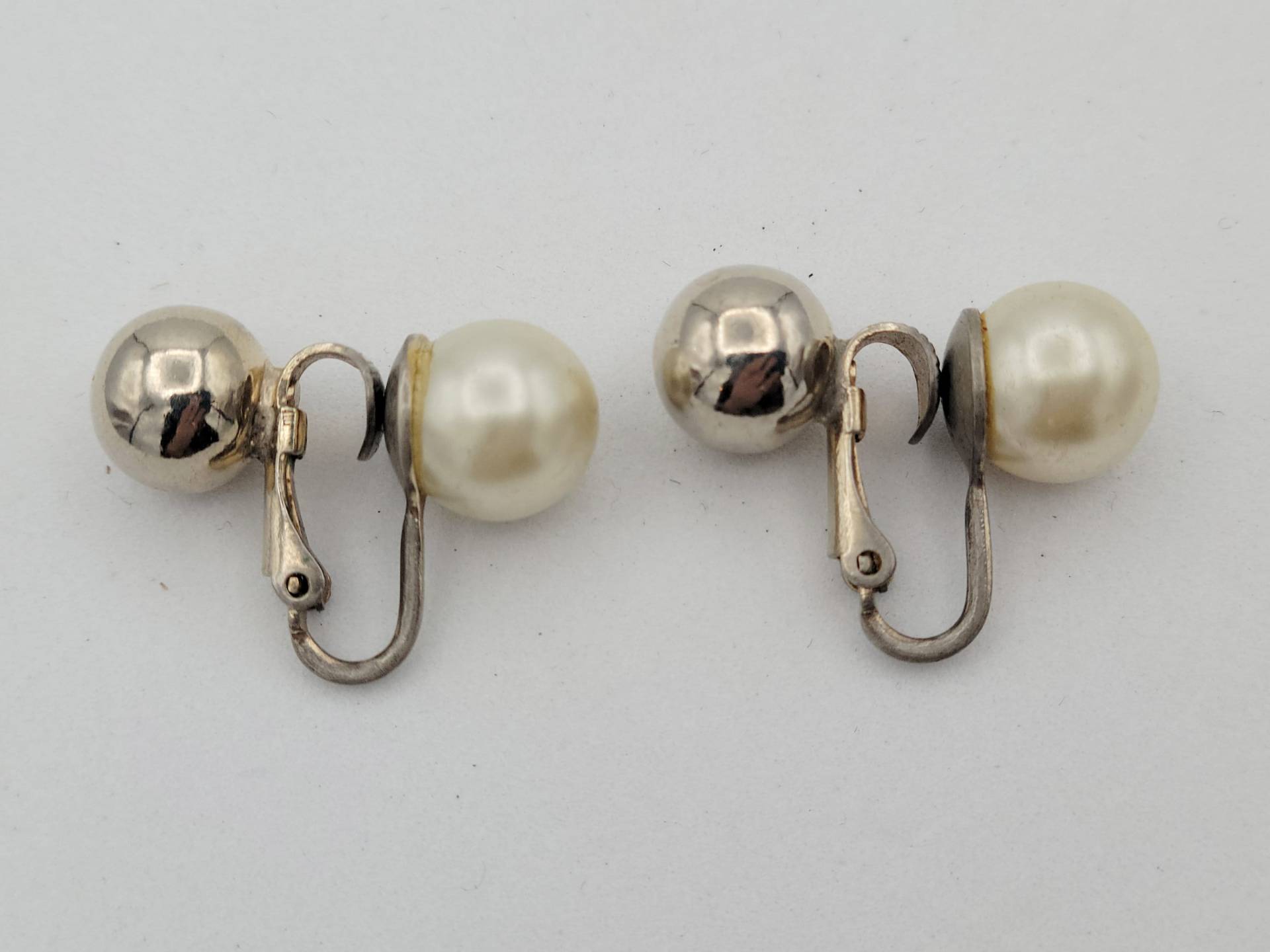Vintage 1980Er Jahre Silber Ton & Einzel Faux Perle Ohrclips Ohrringe Modeschmuck Statement Retro Accessoires Frauen Weiß Minimal Vintage 1980Er Jahre Silber Ton & Einzel Faux Perle Ohrclips Ohrringe Modeschmuck Statement Retro Accessoires Frauen Weiß Minimal von ThriftyFindsByKelly