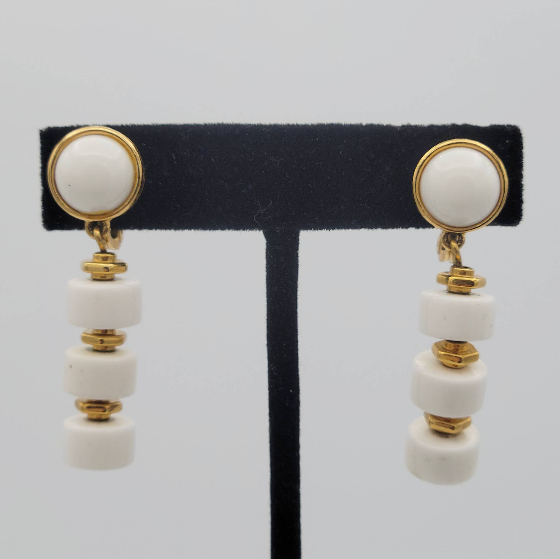 Vintage 1990S Monet Vergoldete & Weiße Lucite Perlen Ohrclips Kostüm Schmuck Statement Retro Accessoires Damen 4 cm Ohrhänger Donut Vintage 1990S Monet Vergoldete & Weiße Lucite Perlen Ohrclips Kostüm Schmuck Statement Retro Accessoires Damen 4 cm Ohrhänger Donut von ThriftyFindsByKelly