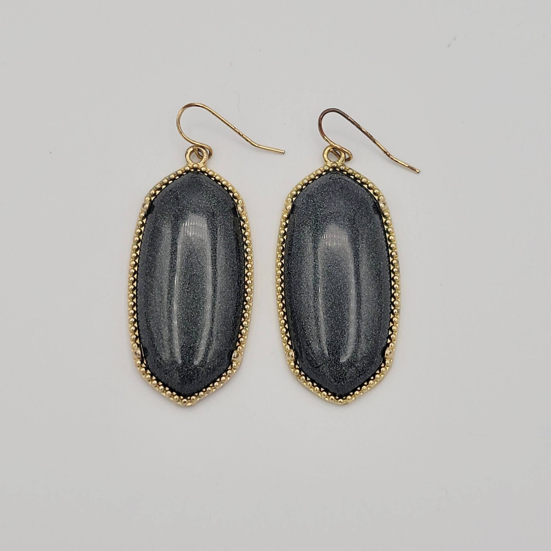 Vintage Gold Ton & Schwarz Glitzer Oval Cabochon Ohrringe Modeschmuck Retro Statement Frauen Tropfen Funkeln Irisierend Genagelter Rand Vintage Gold Ton & Schwarz Glitzer Oval Cabochon Ohrringe Modeschmuck Retro Statement Frauen Tropfen Funkeln Irisierend Genagelter Rand von ThriftyFindsByKelly