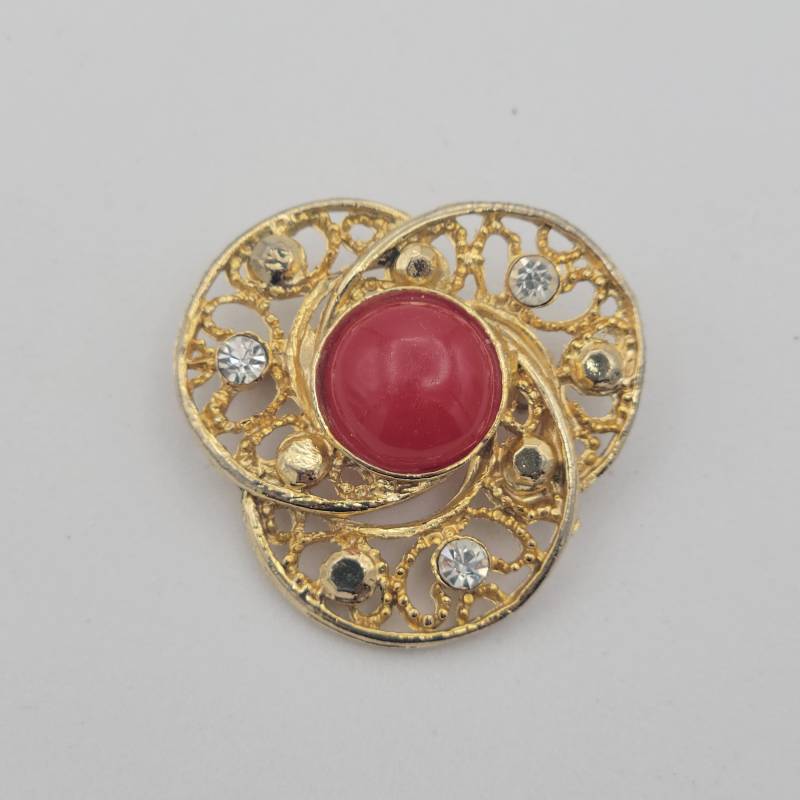 Vintage Gold Ton & Strass Filigrane Wirbel Brosche Mit Rot Cabochon Modeschmuck Retro Statement Frauen Pin Looped Ineinandergreifende Kreise von ThriftyFindsByKelly