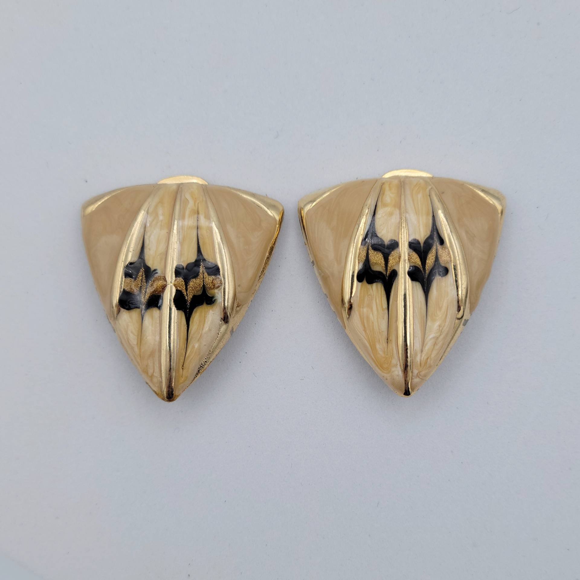 Vintage Leichte Gold Ton Stahl Dreieck Clip On Ohrringe Mit Beige & Schwarz Emaille Modeschmuck Statement Retro Accessoires Frauen Vintage Leichte Gold Ton Stahl Dreieck Clip On Ohrringe Mit Beige & Schwarz Emaille Modeschmuck Statement Retro Accessoires Frauen von ThriftyFindsByKelly