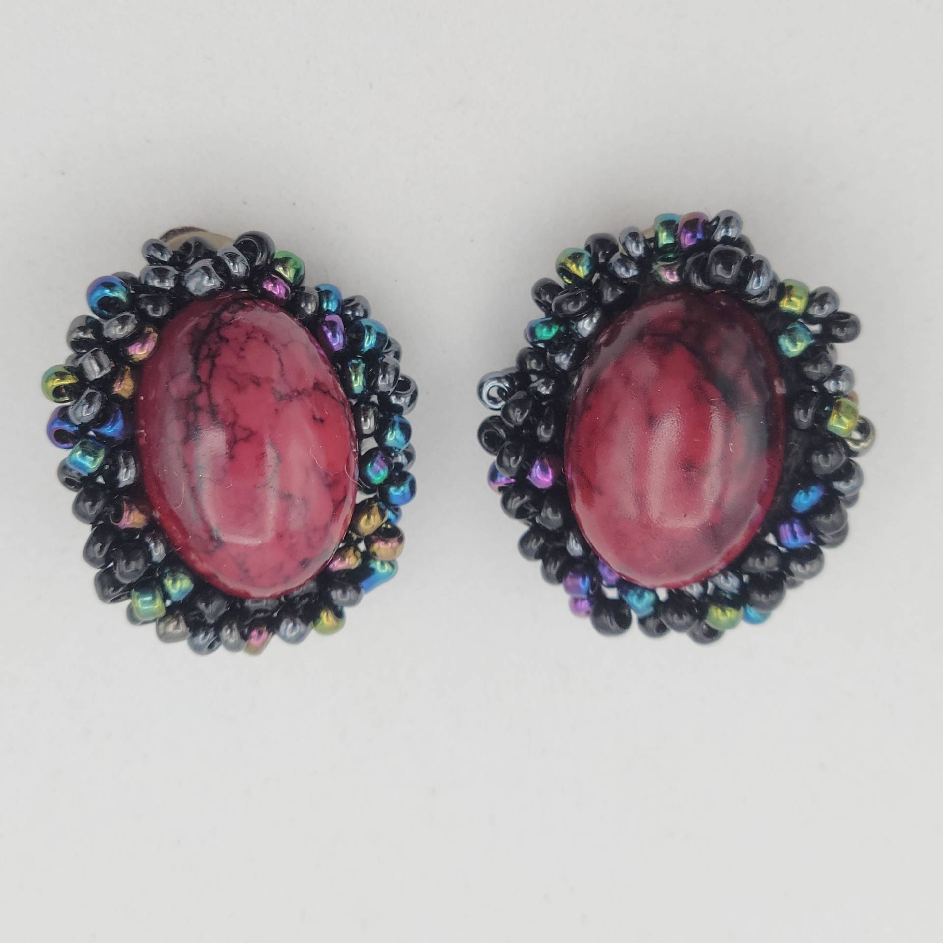 Vintage Marmoriert Rot Cabochon & Schwarz Irisierende Perlen Ohrclips Modeschmuck Statement Retro Accessoires Frauen 1" Leichtgewicht Vintage Marmoriert Rot Cabochon & Schwarz Irisierende Perlen Ohrclips Modeschmuck Statement Retro Accessoires Frauen 1" Leichtgewicht von ThriftyFindsByKelly