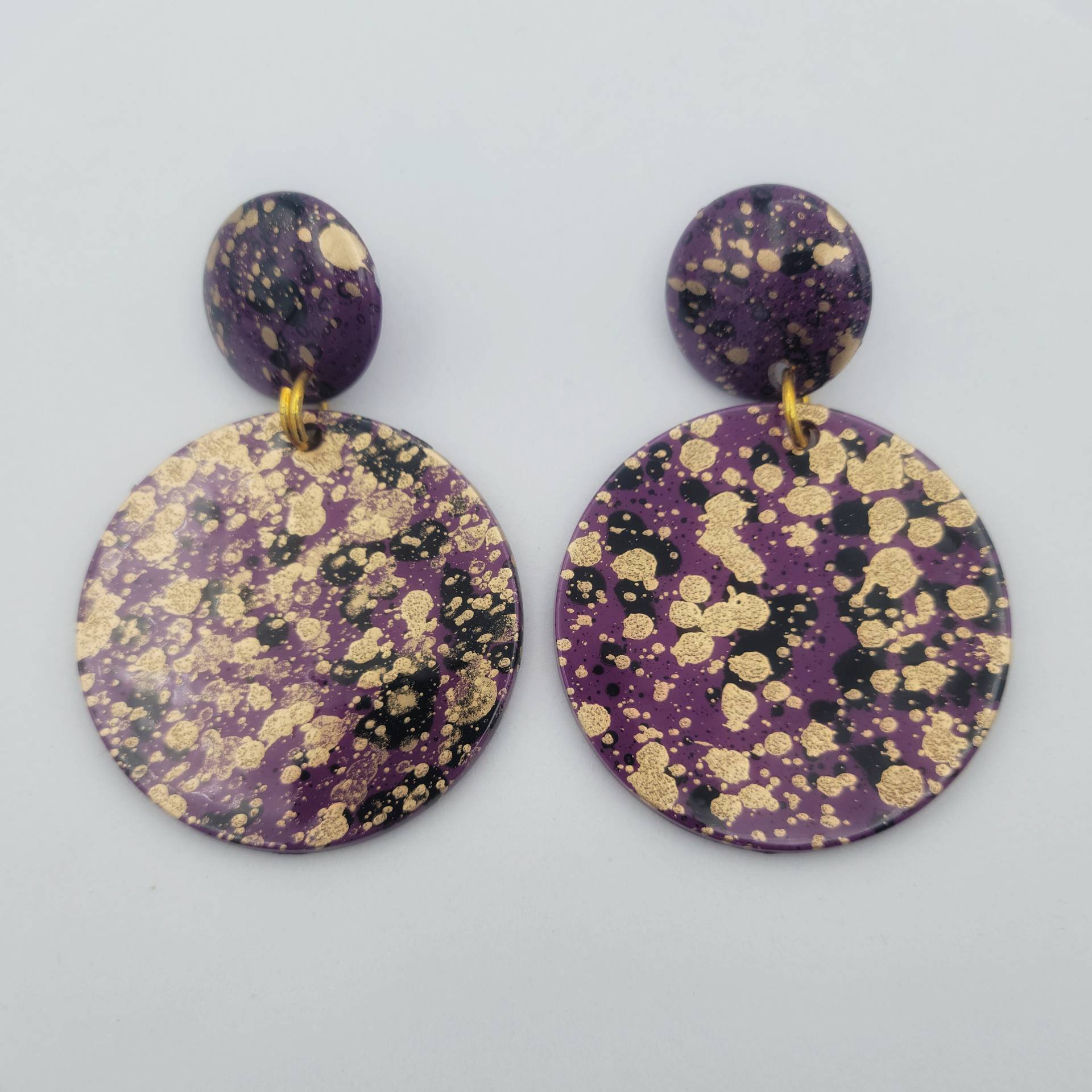 Vintage Oversize Lila Kunststoff Doppelkreis Ohrringe Mit Gold & Schwarz Splatter Farbe Modeschmuck Retro Statement Frauen Tropfen Vintage Oversize Lila Kunststoff Doppelkreis Ohrringe Mit Gold & Schwarz Splatter Farbe Modeschmuck Retro Statement Frauen Tropfen von ThriftyFindsByKelly