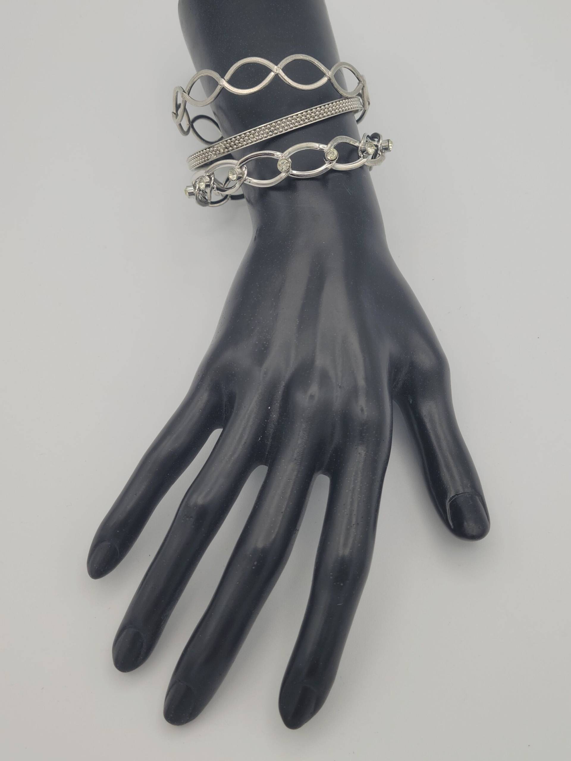 Vintage Set Von 3 Silber Ton Solid & Looped Armreif Armbänder Mit Strass Modeschmuck Retro Statement Frauen 8 "Long Textured Clear Vintage Set Von 3 Silber Ton Solid & Looped Armreif Armbänder Mit Strass Modeschmuck Retro Statement Frauen 8 "Long Textured Clear von ThriftyFindsByKelly