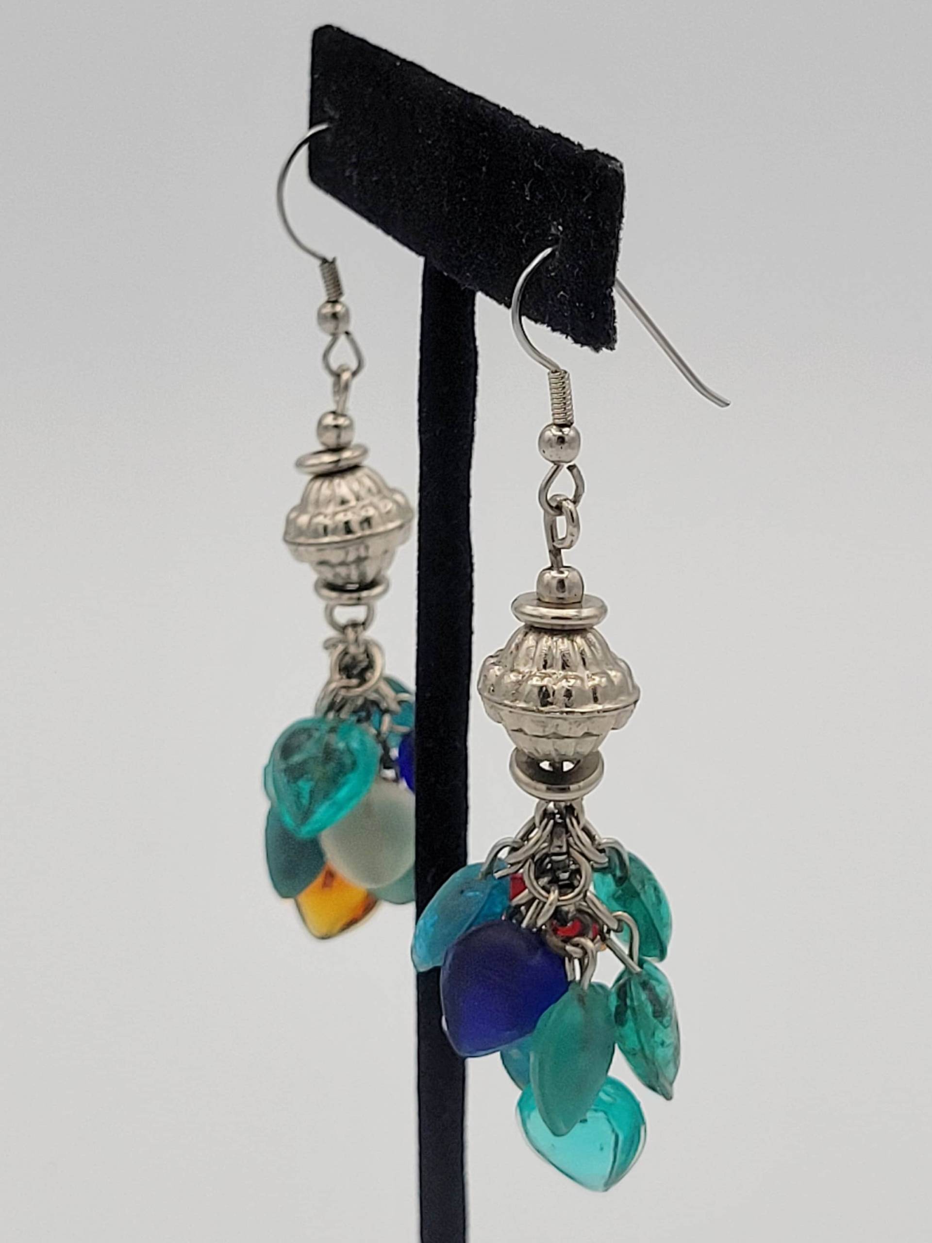 Vintage Silber Ton Bicone & Rot, Grün, Blau Und Weiß Herz Perlen Cluster Baumeln Ohrringe Modeschmuck Statement Frauen Tropfen Boho Vintage Silber Ton Bicone & Rot, Grün, Blau Und Weiß Herz Perlen Cluster Baumeln Ohrringe Modeschmuck Statement Frauen Tropfen Boho von ThriftyFindsByKelly