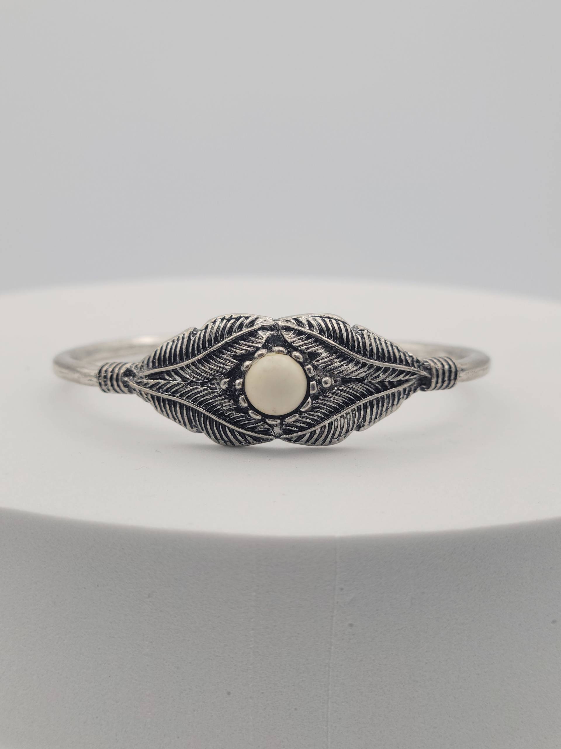 Vintage Silber Ton Blatt Motiv Manschette Armband Mit Weißen Cabochon Stein Mode Schmuck Retro Statement Frauen Blätter Textur Schwarz Emaille Vintage Silber Ton Blatt Motiv Manschette Armband Mit Weißen Cabochon Stein Mode Schmuck Retro Statement Frauen Blätter Textur Schwarz Emaille von ThriftyFindsByKelly