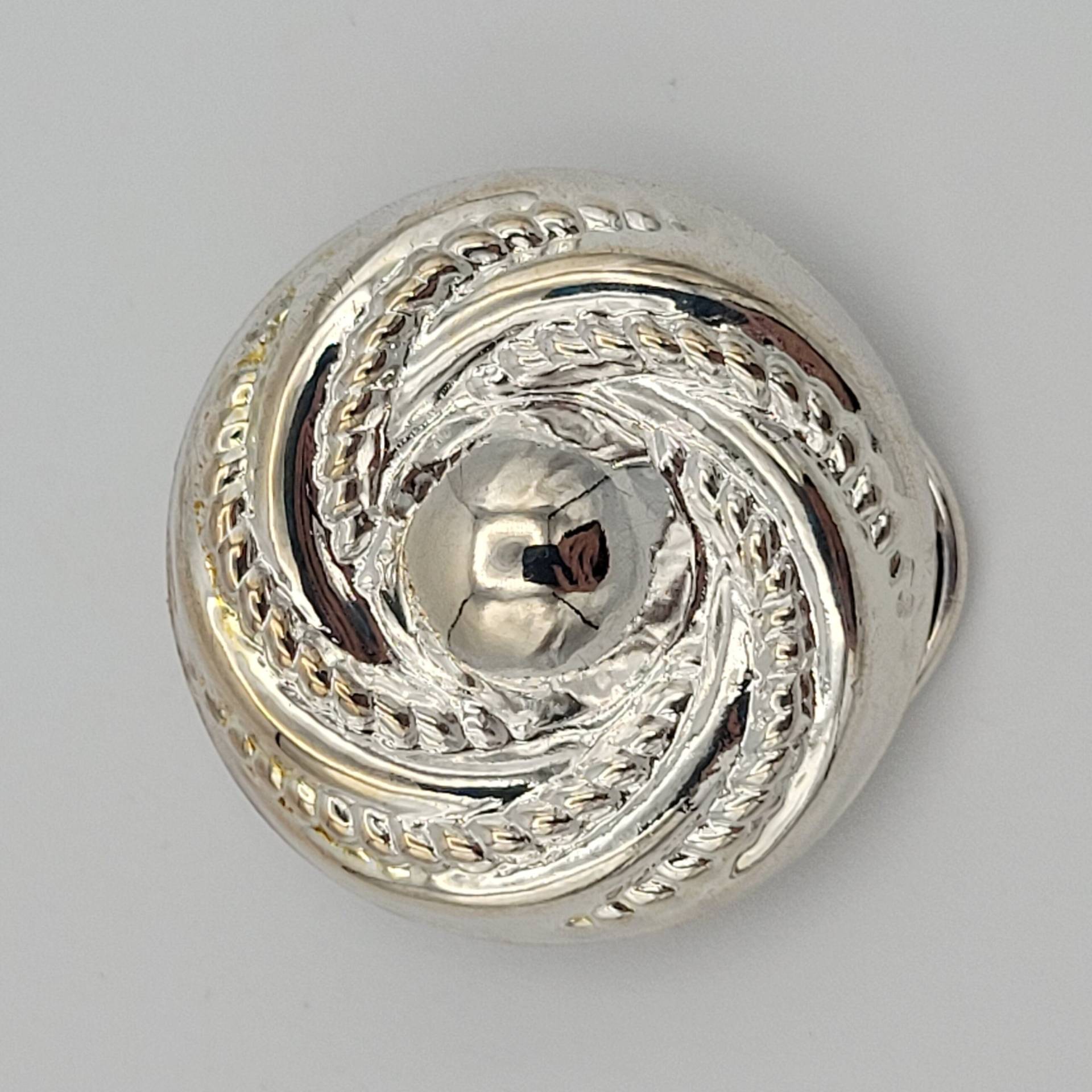 Vintage Silber Ton Chrom Windrad Geformt Schal Clip Modeschmuck Retro Statement Frauen Kleid Leichte Taste Swirl Seil Muster Vintage Silber Ton Chrom Windrad Geformt Schal Clip Modeschmuck Retro Statement Frauen Kleid Leichte Taste Swirl Seil Muster von ThriftyFindsByKelly