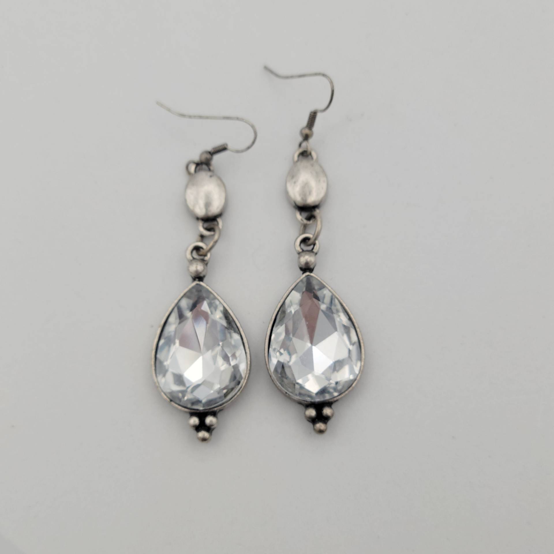 Vintage Silber Ton Tropfen Ohrringe Mit Klar Facettierten Strass Modeschmuck Statement Retro Accessoires Frauen Old Hollywood Vintage Silber Ton Tropfen Ohrringe Mit Klar Facettierten Strass Modeschmuck Statement Retro Accessoires Frauen Old Hollywood von ThriftyFindsByKelly