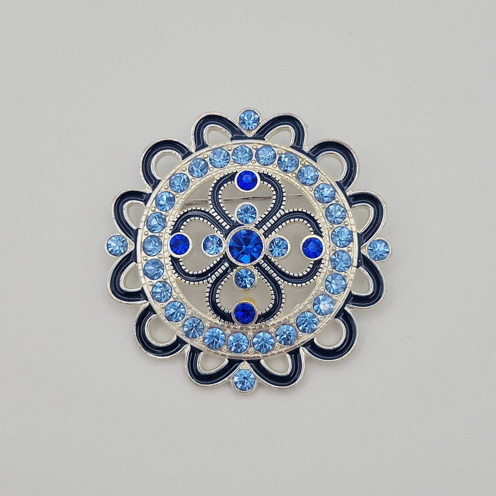 Vintage Silber Ton & Navy Emaille Kreis Brosche Mit Blauen Strasssteinen Modeschmuck Retro Statement Frauen Pin Swirl Openwork Circular Vintage Silber Ton & Navy Emaille Kreis Brosche Mit Blauen Strasssteinen Modeschmuck Retro Statement Frauen Pin Swirl Openwork Circular von ThriftyFindsByKelly