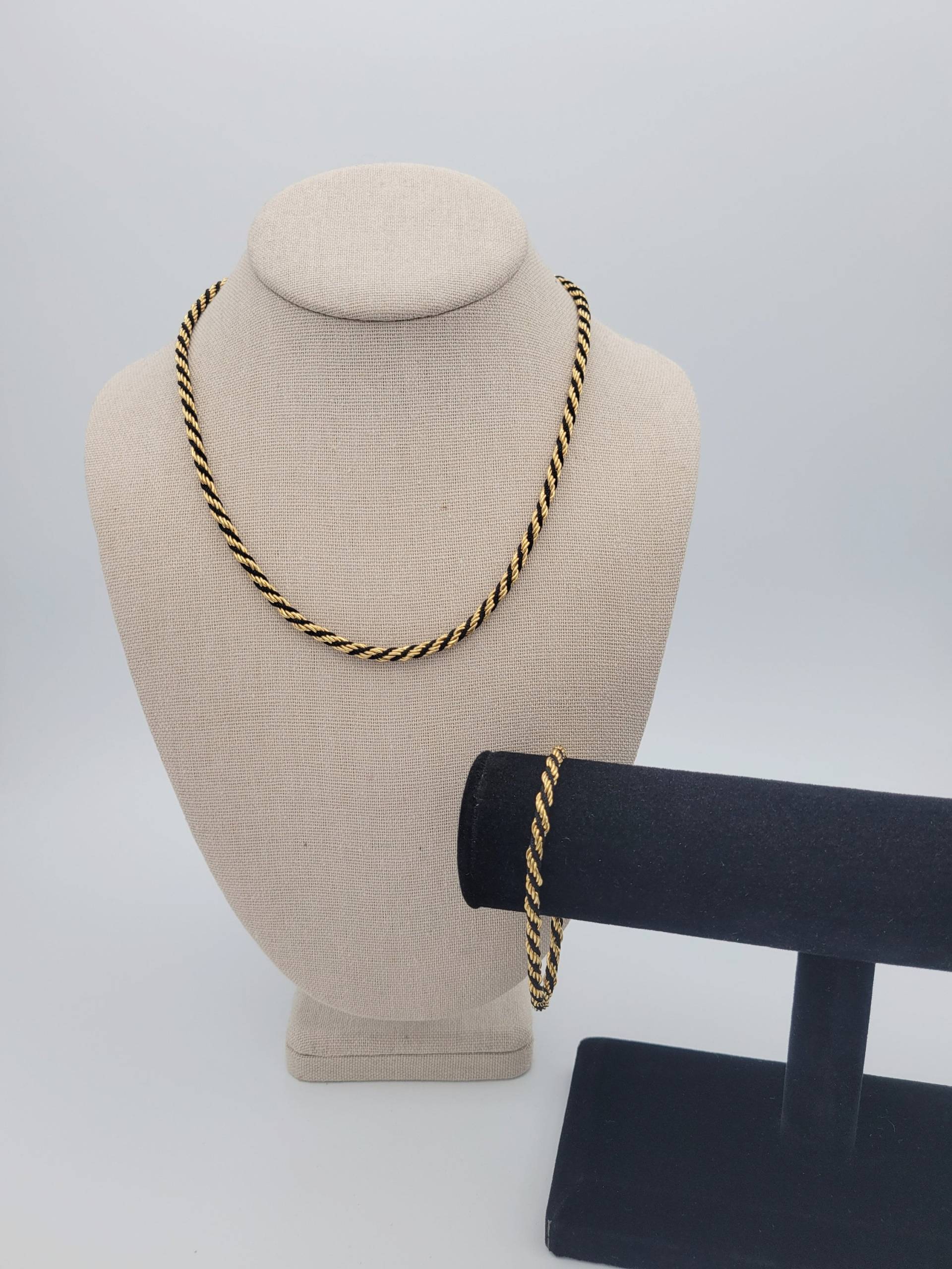 Vintage Trifari Goldfarbene Seilkette & Schwarze Seidenschnur Twisted Schmuck-Set Mit Halskette Und Armband Modeschmuck Retro Statement Frauen Vintage Trifari Goldfarbene Seilkette & Schwarze Seidenschnur Twisted Schmuck-Set Mit Halskette Und Armband Modeschmuck Retro Statement Frauen von ThriftyFindsByKelly