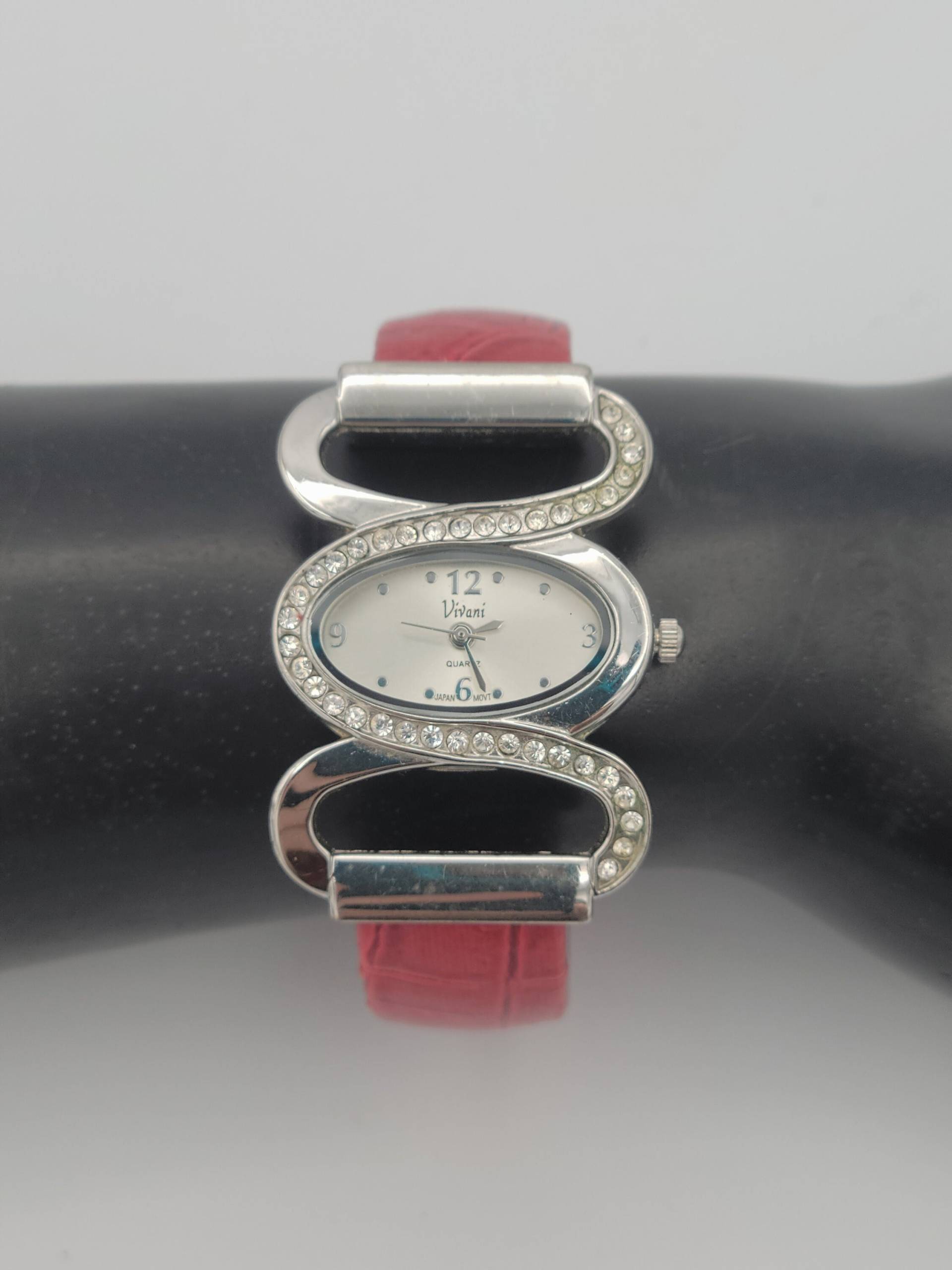 Vintage Vivani Silber Ton Strass Helix Damen Armbanduhr Mit Rotem Kunstleder Manschette Band Kostüm Schmuck Retro Statement Zeitmesser Vintage Vivani Silber Ton Strass Helix Damen Armbanduhr Mit Rotem Kunstleder Manschette Band Kostüm Schmuck Retro Statement Zeitmesser von ThriftyFindsByKelly