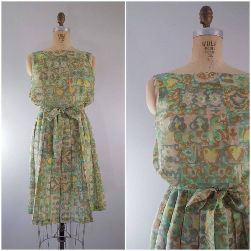 Vintage 1960Er Jahre Baumwolle Kleid/Grün Fleur De Lis Druck Blouson Xs von ThriftyVintageKitten