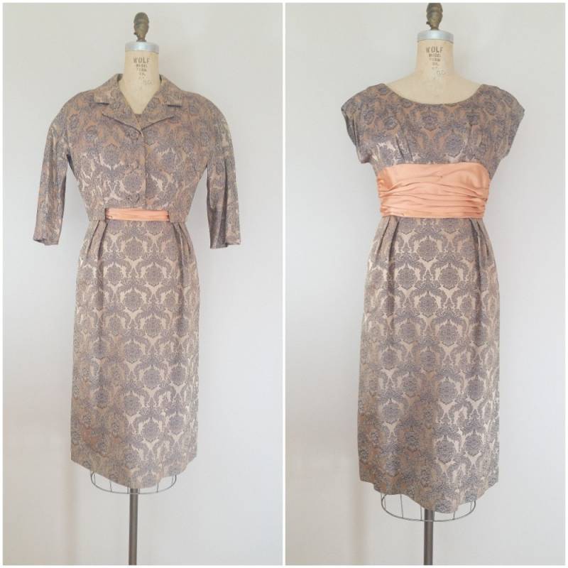 Vintage 1960Er Jahre Cocktailkleid Mit Jacke/Rose Gold Brokat Pfirsich Satin Kleid Fancy Medium von ThriftyVintageKitten