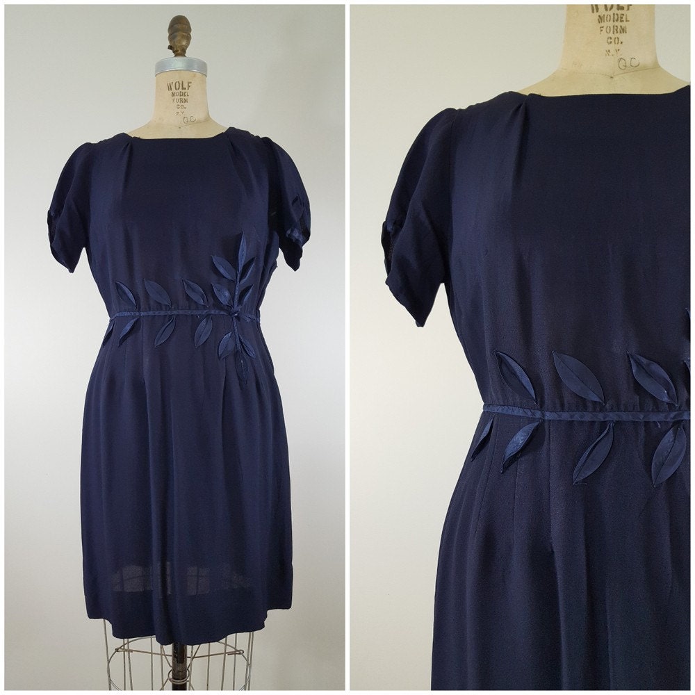 Vintage 1960Er Jahre Kleid/3D Blatt Applikationen Marine Blau Shift Medium von ThriftyVintageKitten