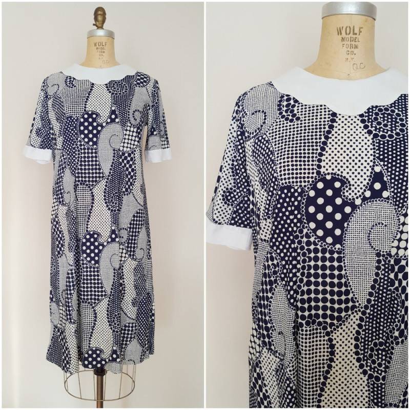 Vintage 1960Er Jahre Mod Kleid/Sack Shift Blau Und Weiß Polka Dot Wirbel Rayon Medium Large von ThriftyVintageKitten